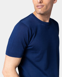 maglia uomo manica corta tinta unita blu collo tondo con stile sartoriale in tessuto 60% cotone biologico organico 40% seta pregiata lucente brillante prezioso pregiato Filatori su misura made in Italy fronte capo integrale wholegarment shimaseiki dettaglio2