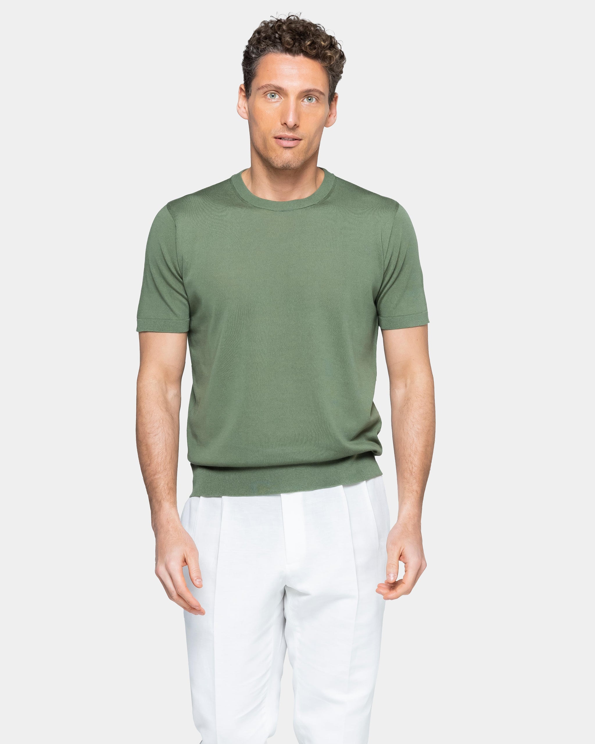 maglia uomo manica corta tinta unita verde militare collo tondo con stile sartoriale in tessuto 60% cotone biologico organico 40% seta pregiata lucente brillante prezioso pregiato Filatori su misura made in Italy fronte