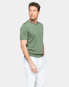 maglia uomo manica corta tinta unita verde militare collo tondo con stile sartoriale in tessuto 60% cotone biologico organico 40% seta pregiata lucente brillante prezioso pregiato Filatori su misura made in Italy dettaglio laterale