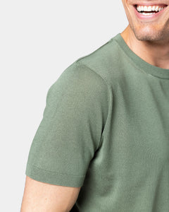 maglia uomo manica corta tinta unita verde militare collo tondo con stile sartoriale in tessuto 60% cotone biologico organico 40% seta pregiata lucente brillante prezioso pregiato Filatori su misura made in Italy dettaglio laterale1